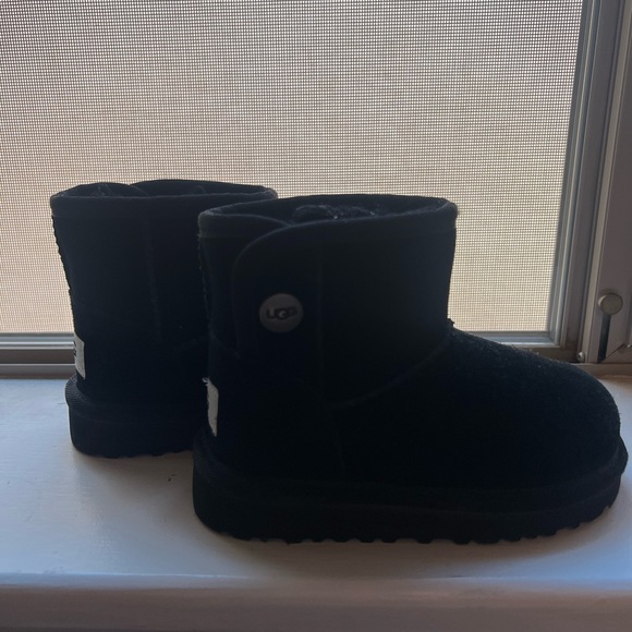 UGG Black Kids Boots - Picture 3 of 5